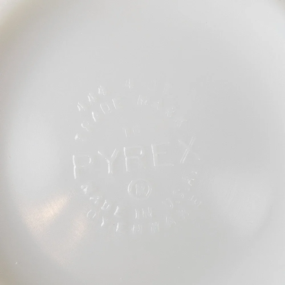 Vintage Pyrex Gooseberry Black on Yellow 444 Cinderella Mixing Bowl 4 QT - Picture 6 of 6